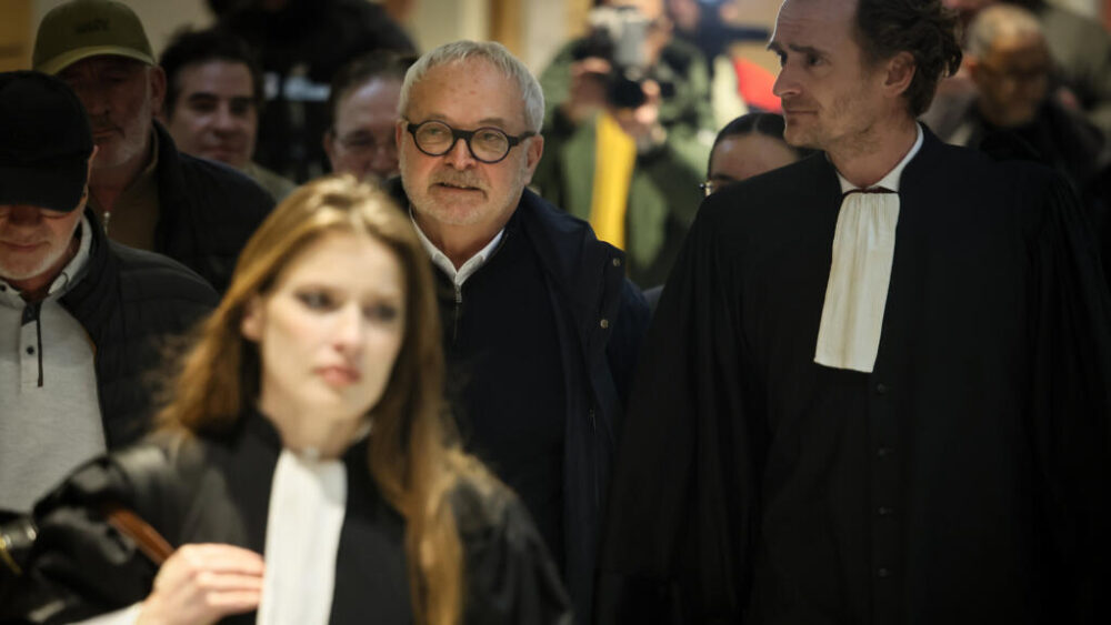 El exsenador francés Joël Guerriau, en el centro, y sus abogados Marie Roumiantseva, a la izquierda, y Henri Carpentier, a la derecha, llegan al tribunal de París, el lunes 26 de enero de 2026.