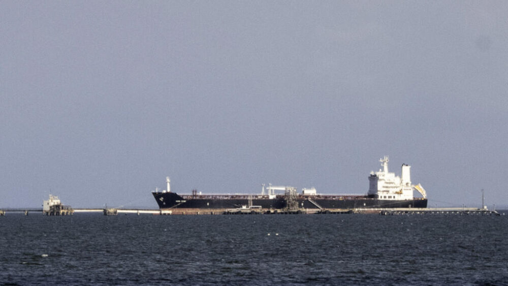 Un petrolero es fotografiado atracando en el lago Maracaibo, en Maracaibo, Venezuela, el 8 de enero de 2026.