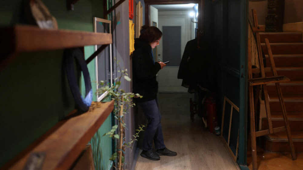 Una mujer iraní, Samaneh, utiliza su teléfono móvil tras un corte nacional de internet, en Teherán, el 25 de enero de 2026.