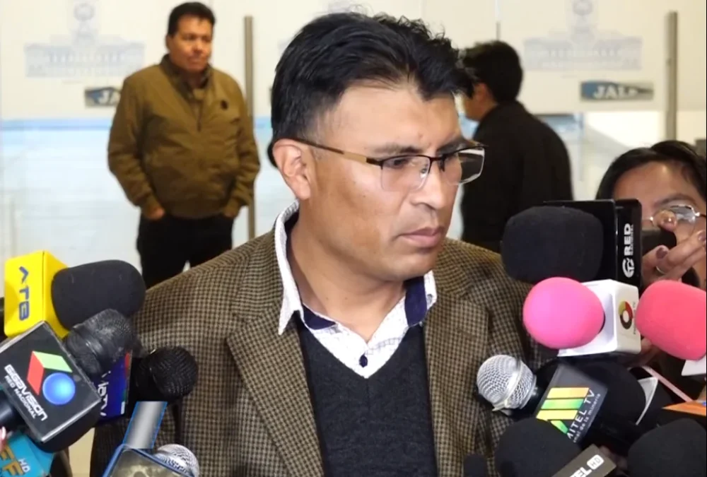 El senador Nilton Condori es entrevistado por la prensa. (Captura: Senado)