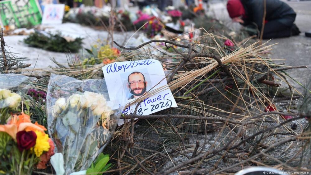 Memorial improvisado en el área donde Alex Pretti fue asesinado a tiros un día antes por agentes federales de inmigración en Mineápolis (25.01.2026) Memorial improvisado en el área donde Alex Pretti fue asesinado a tiros un día antes por agentes federales de inmigración en Mineápolis (25.01.2026)