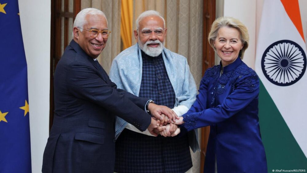 Von der Leyen, Costa und Modi colocan sus manos unas sobre las otras en Nueva Delhi, en la residencia Hyderabad. Von der Leyen, Costa und Modi colocan sus manos unas sobre las otras en Nueva Delhi, en la residencia Hyderabad.