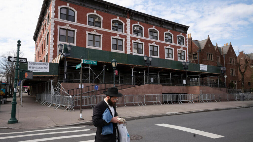 ARCHIVO - Un hombre pasa por delante de la sede mundial de Jabad-Lubavitch en el barrio de Crown Heights, en Brooklyn, el 7 de abril de 2020, en Nueva York. (Foto AP/Mark Lennihan, archivo)