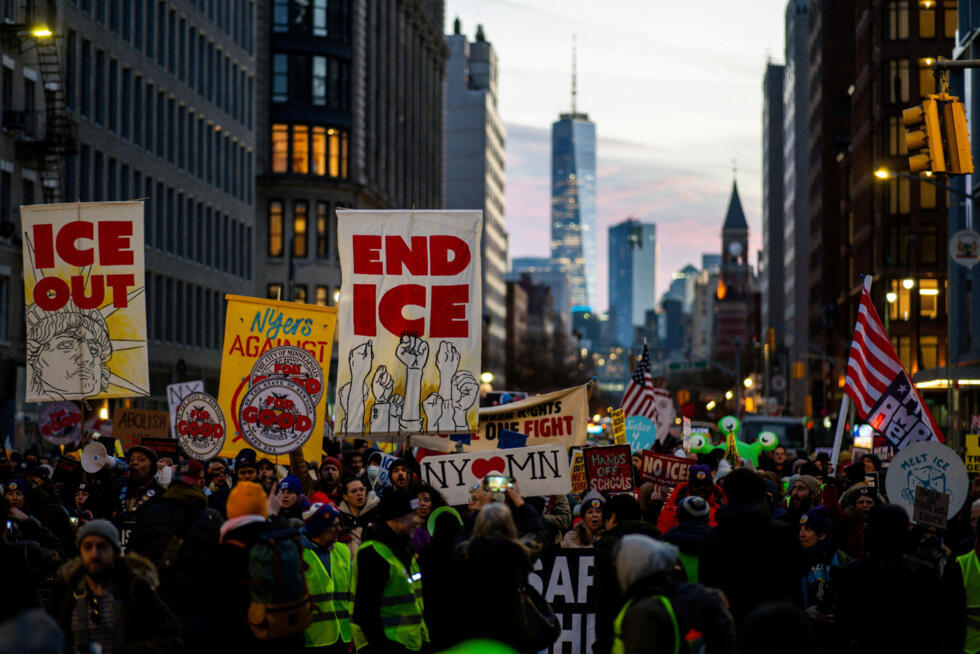 La gente participa en una protesta en solidaridad con Minneapolis y contra el presidente estadounidense Donald Trump y el Servicio de Inmigración y Control de Aduanas (ICE ), en la ciudad de Nueva York, EE. UU., el 23 de enero de 2026.