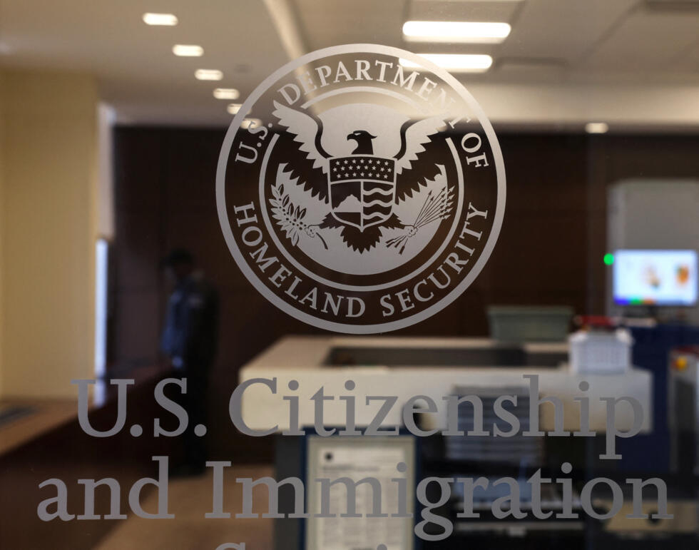 La entrada a la sede del Servicio de Ciudadanía e Inmigración de Estados Unidos, donde según informes de medios locales y la confirmación de la portavoz del Departamento de Seguridad Nacional ( DHS ), Tricia McLaughlin, un analista de datos del Ayuntamiento de Nueva York de origen venezolano fue detenido por el Servicio de Inmigración y Control de Aduanas mientras realizaba una cita de inmigración de rutina, en la ciudad de Bethpage, Long Island, Nueva York, EE. UU., el 14 de enero de 2026.
