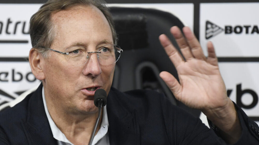 El estadounidense John Textor, propietario del Botafogo, declara a la prensa en Rio de Janeiro, el 14 de julio de 2025