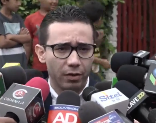 El fiscal departamental de Santa Cruz, Alberto Zeballos, informa el hecho.