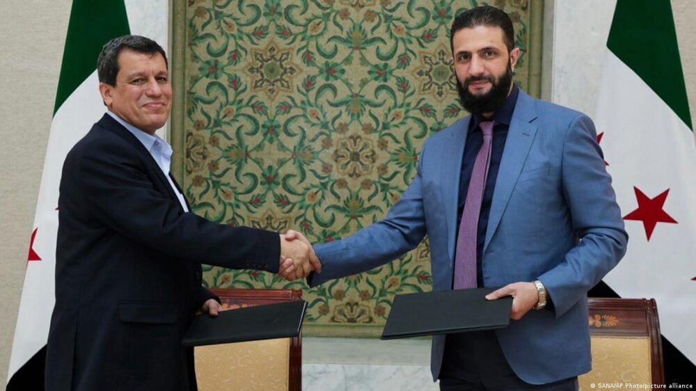 El presidente de Siria, Ahmad al-Shara (dcha.), en una reunión con el comandante de las FSD, Mazlum Abdi, donde se dan la mano ante cámaras. El presidente de Siria, Ahmad al-Shara (dcha.), en una reunión con el comandante de las FSD, Mazlum Abdi, donde se dan la mano ante cámaras.