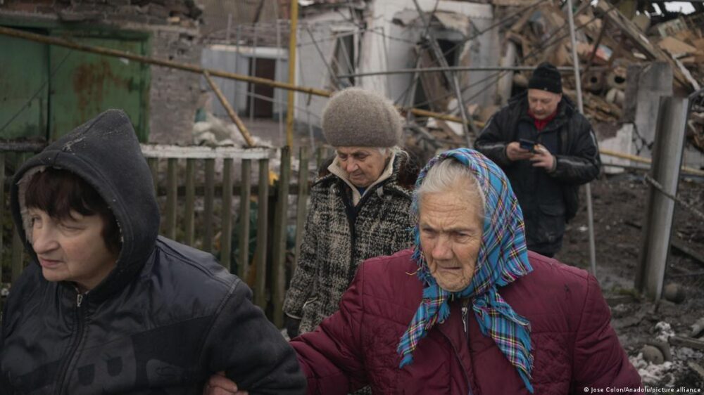 Mujeres y hombres mayores abandonan sus hogares en Vilniansk, región ucraniana de Zaporiyia, tras bombardeo de Rusia que destruyó por completo sus casas. (29.01.2026). Mujeres y hombres mayores abandonan sus hogares en Vilniansk, región ucraniana de Zaporiyia, tras bombardeo de Rusia que destruyó por completo sus casas. (29.01.2026).
