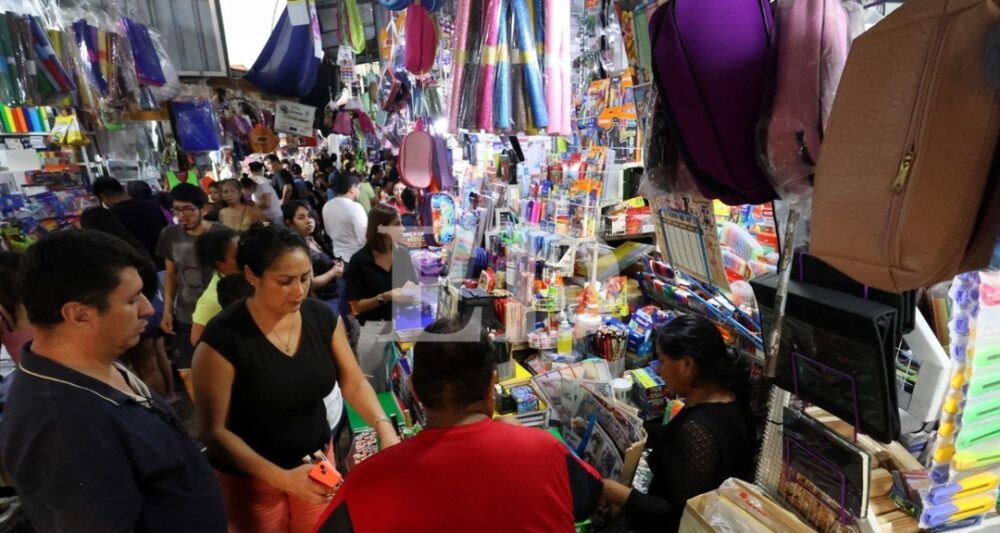 La gente se vuelca a los mercados por los útiles escolares - La gente se vuelca a los mercados por los útiles escolares