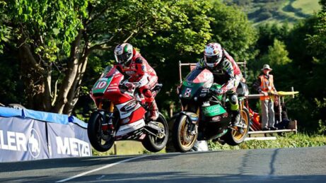 Más de 260 muertes, un clima cambiante y un formato único: así es la carrera de motos más peligrosa del mundo