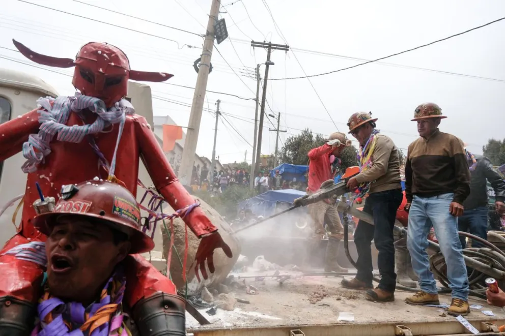 Personas participan en el 'Carnaval Minero' este sábado, en Potosí. Foto: EFE