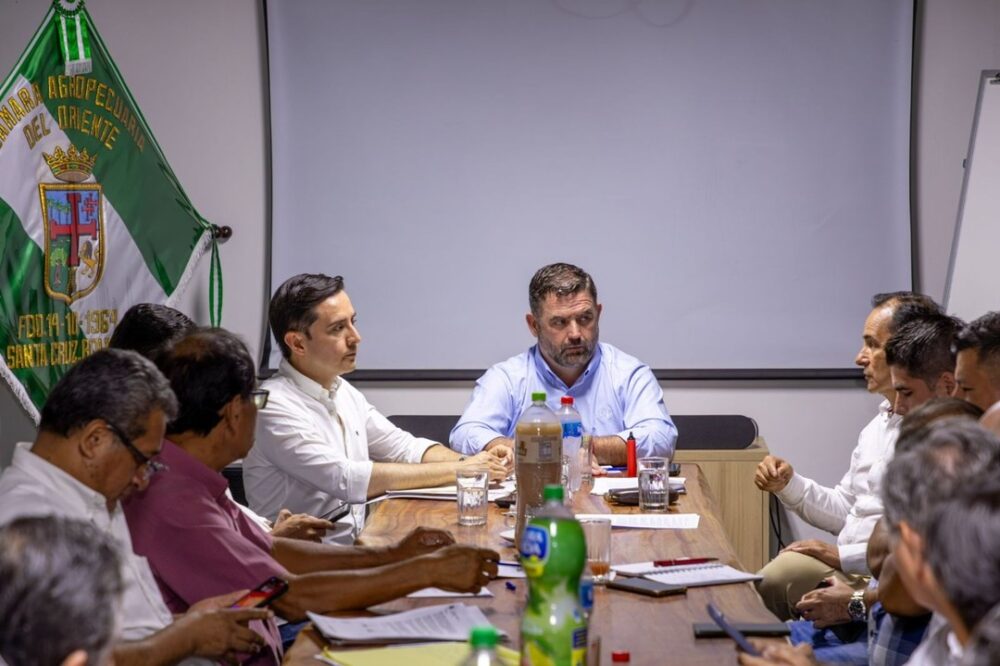 Gobierno socializa nuevas resoluciones con agropecuarios e industriales