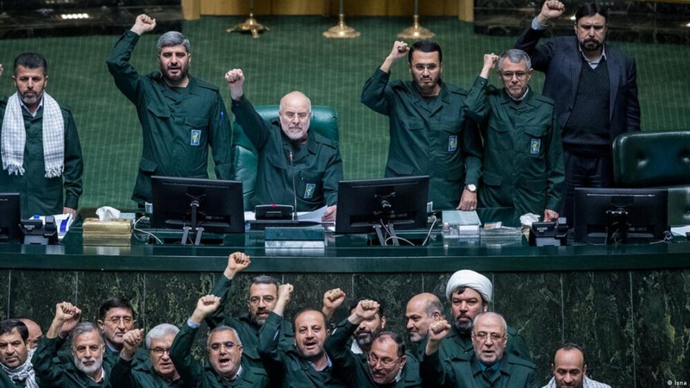 Durante la sesión parlamentaria de este domingo, los diputados, corearon consignas contra Israel, Estados Unidos y Gran Bretaña, mostrando su solidaridad con los Pasdaran, los Guardianes de la Revolución. Durante la sesión parlamentaria de este domingo, los diputados, corearon consignas contra Israel, Estados Unidos y Gran Bretaña, mostrando su solidaridad con los Pasdaran, los Guardianes de la Revolución.
