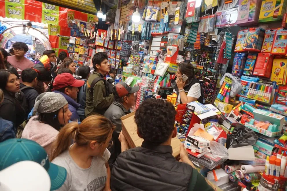 Madres y padres de familia realizan compras de útiles escolares para el regreso a clases de sus hijos e hijas. Foto: APG