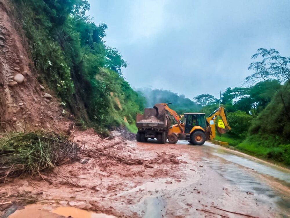 Realizan trabajos de limpieza por derrumbes en Tarija
