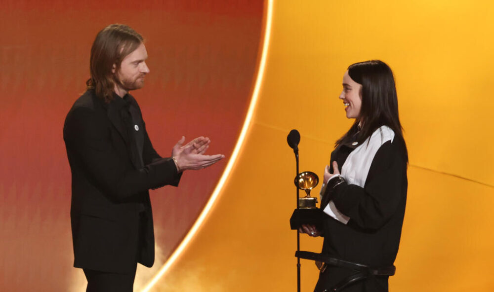 Billie Eilish y su hermano Finneas O'Connell recibieron un Grammy por su canción "Wildflower"