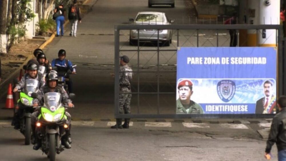 Fuerzas de seguridad ingresando a El Helicoide, sede del servicio venezolano de inteligencia (Sebin), in Caracas, el 17 de mayo de 2018