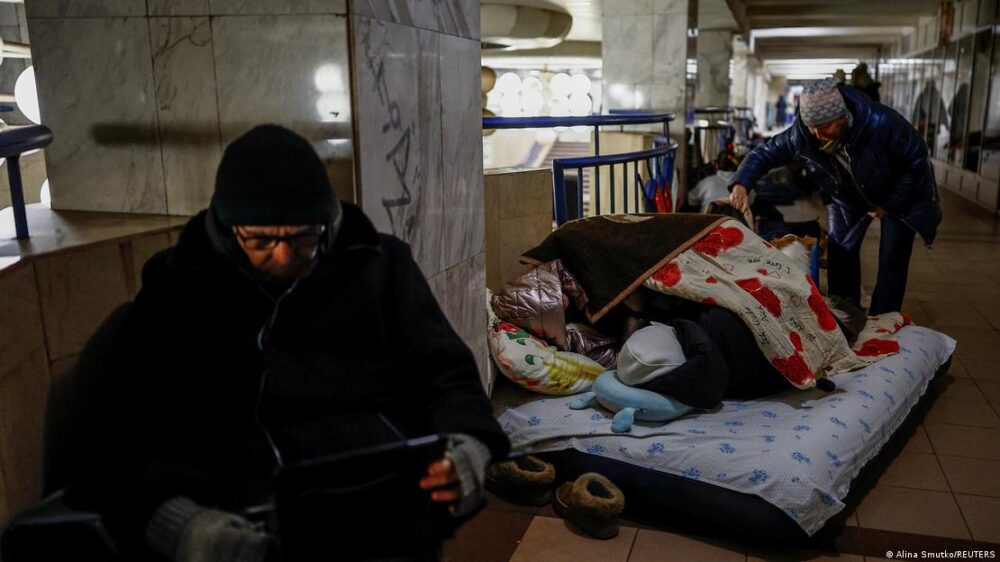 Los civiles se refugian en una estación del metro de Kiev durante los ataques rusos contra la capital ucraniana, donde los termómetros marcaban -20 grados C. (03.02.2026) Los civiles se refugian en una estación del metro de Kiev durante los ataques rusos contra la capital ucraniana, donde los termómetros marcaban -20 grados C. (03.02.2026)