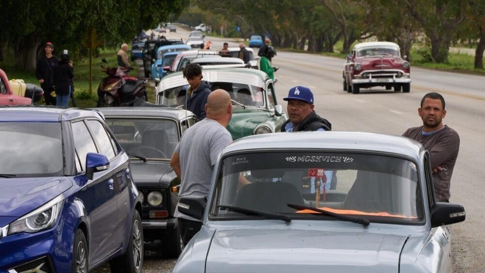 Conductores esperan en una larga fila para entrar en una gasolinera en Bacuranao, cerca de La Habana, el 30 de enero de 2026.