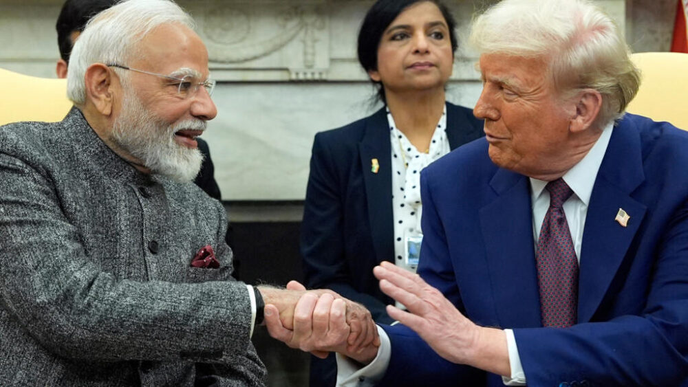 El presidente estadounidense Donald Trump estrecha la mano del primer ministro indio, Narendra Modi, en el Despacho Oval de la Casa Blanca, el 13 de febrero de 2025, en Washington.