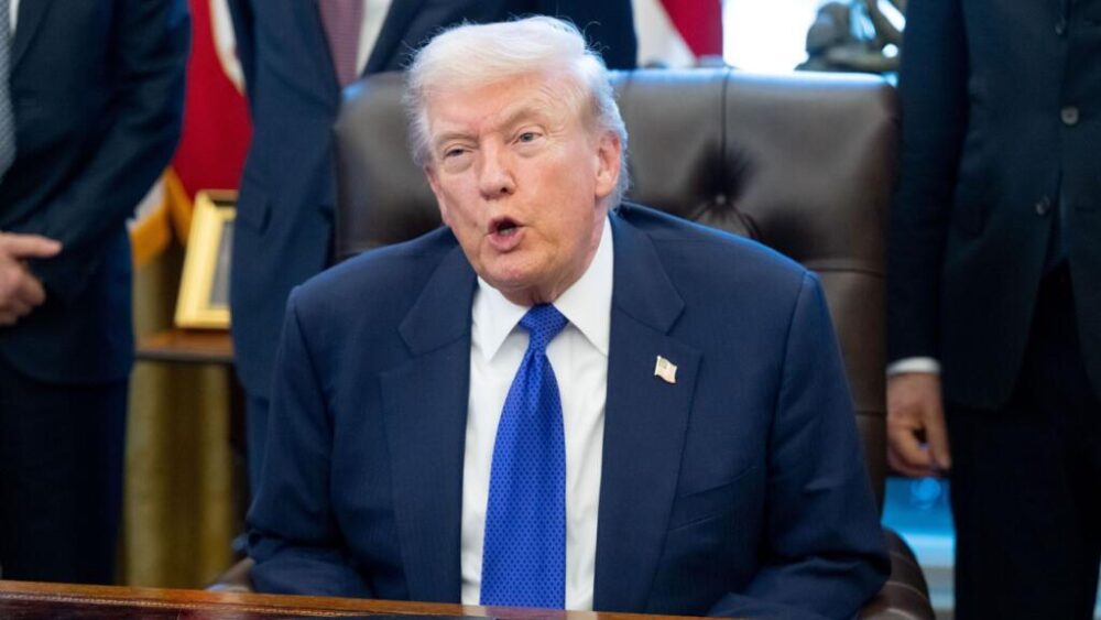 El presidente de EEUU, Donald Trump, habla a los periodistas durante un acto en el Despacho Oval de la Casa Blanca, el 2 de febrero de 2026 en Washington