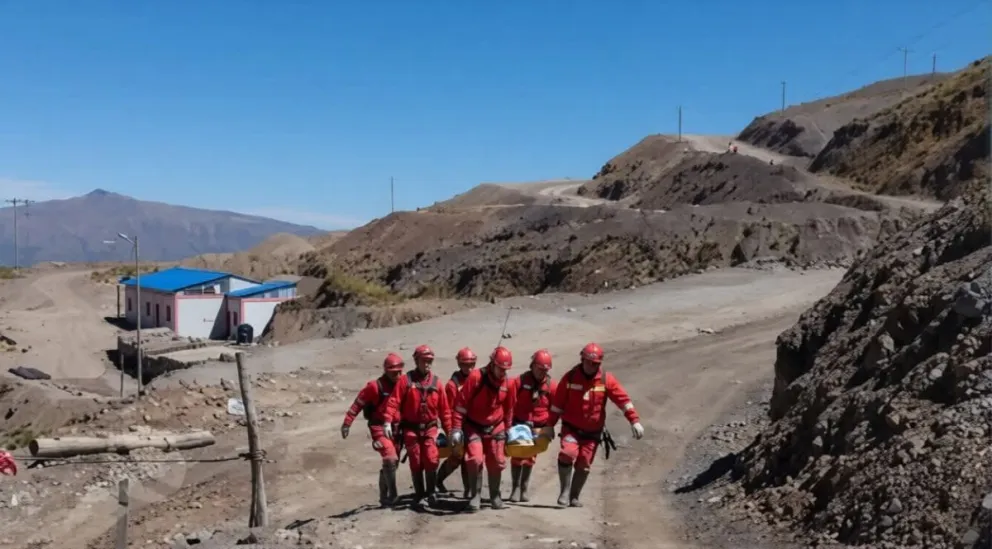 Bomberos rescataron el cuerpo del juku durante el domingo. Foto: Erbol