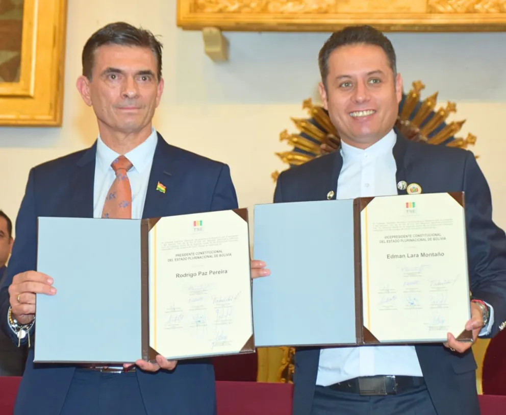 El presidente Rodrigo Paz y el vicepresidente Edmand Lara, cuando recibieron sus credenciales. Foto: TSE