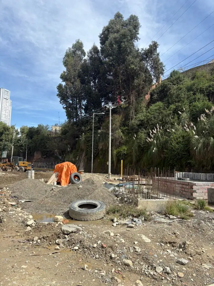 Las obras en la Avenida del Poeta sufren retrasos debido a las lluvias. FOTO: GAMLP