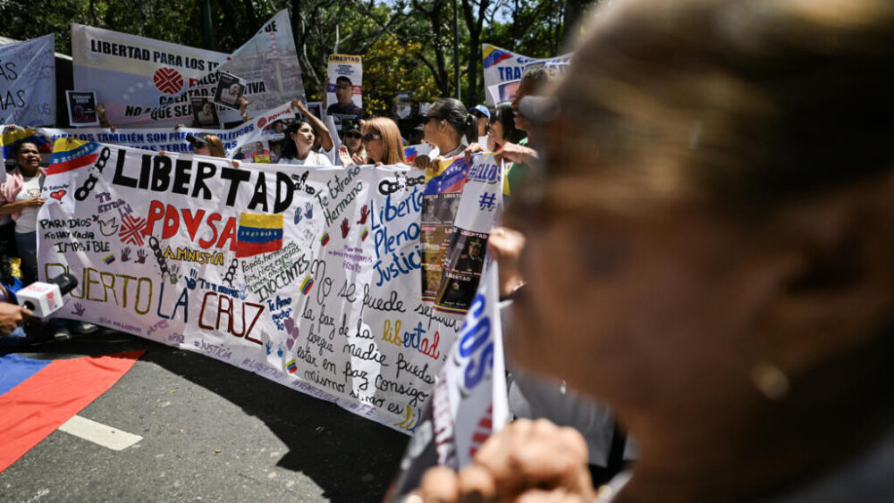Estudiantes universitarios y familiares de presos políticos se manifiestan en Caracas, el 3 de febrero de 2026 por la rápida implementación de una amnistía de prisioneros