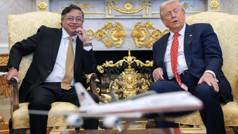 Foto difundida por el servicio de prensa de la presidencia colombiana en la que aparecen Petro (izquierda) y Trump durante una reunión en la Casa Blanca en Washington el 3 de febrero de 2026.