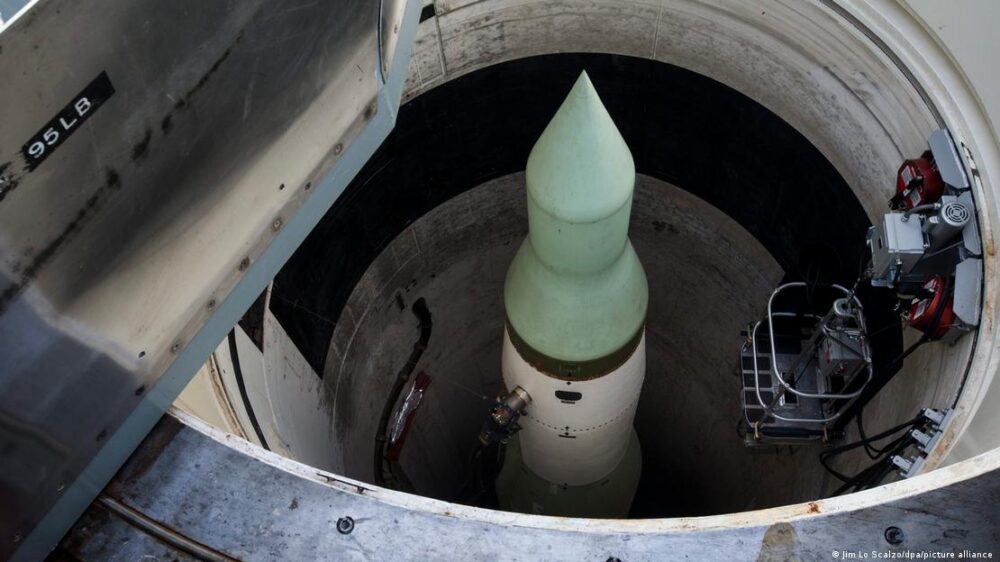 Un misil balístico intercontinental Minuteman estadounidense desarmado. Un misil balístico intercontinental Minuteman estadounidense desarmado.