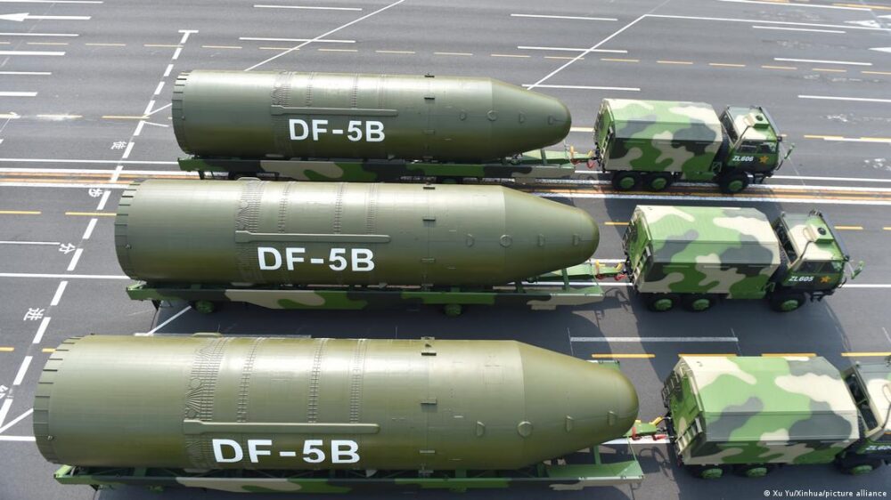 Misiles nucleares chinos Dongfeng 5 en un desfile militar. Misiles nucleares chinos Dongfeng 5 en un desfile militar.