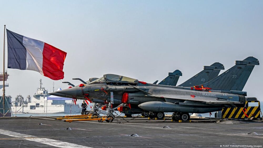Aviones de combate en el portaaviones francés "Charles de Gaulle". Aviones de combate en el portaaviones francés "Charles de Gaulle".