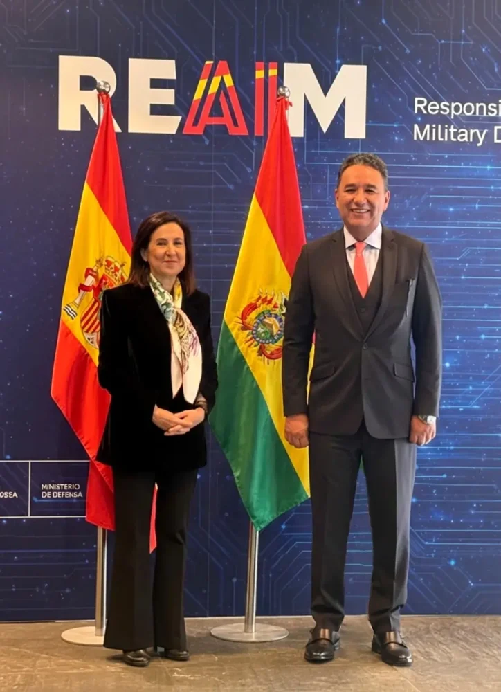 El ministro de Defensa de Bolivia, Marcelo Salinas, y la ministra de Defensa del Reino de España, Margarita Robles. FOTO: Ministerio de Defensa
