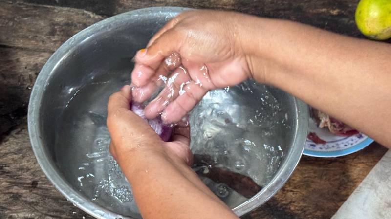 Agua ‘cosechada’ es emplada para la preparación de alimentos en la comunidad. Agua ‘cosechada’ es emplada para la preparación de alimentos en la comunidad.