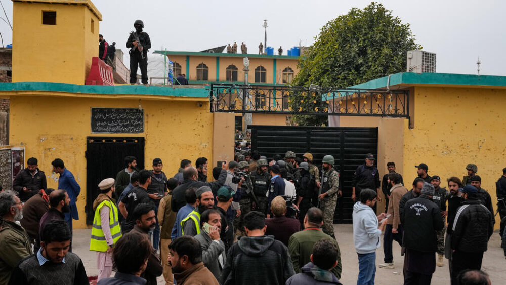 Agentes de seguridad y equipos de rescate paquistaníes se reúnen en el lugar donde se produjo la explosión de una bomba en una mezquita chiíta, en Islamabad, Pakistán, el viernes 6 de febrero de 2026. (AP Photo/Anjum Naveed)