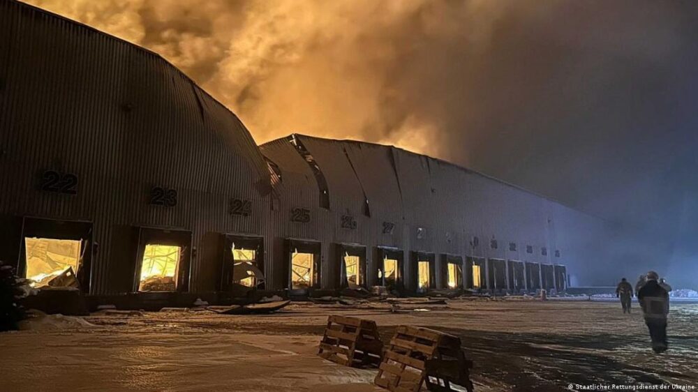Esta foto del servicio de prensa del Servicio Estatal de Ambulancias de Ucrania muetra a unos bomberos observando cómo el fuego destruye las instalaciones. Esta foto del servicio de prensa del Servicio Estatal de Ambulancias de Ucrania muetra a unos bomberos observando cómo el fuego destruye las instalaciones.