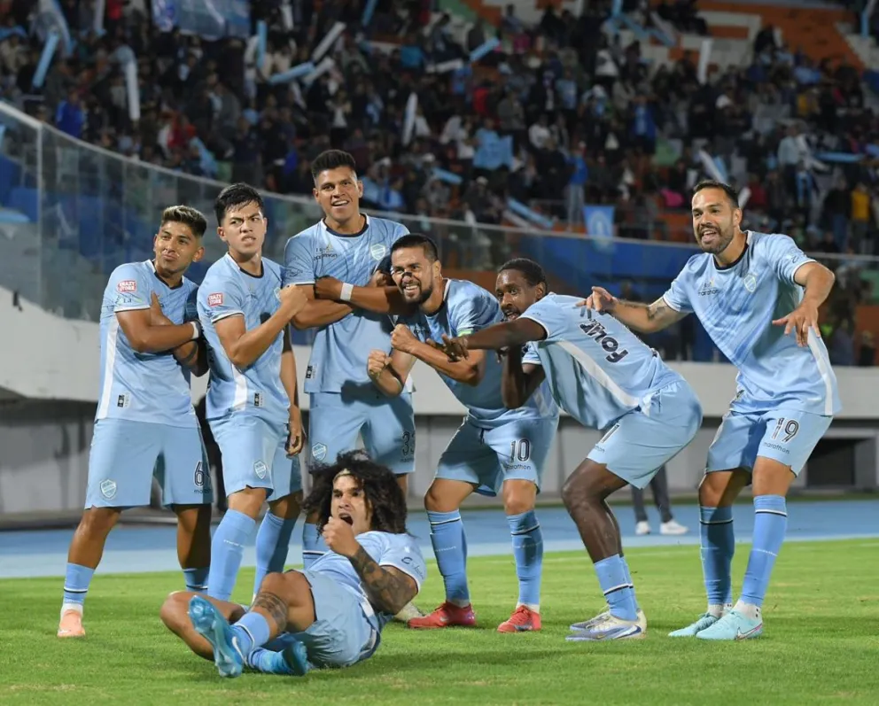 La celebración de los jugadores de Aurora que pasan a cuartos de final. Foto: APG