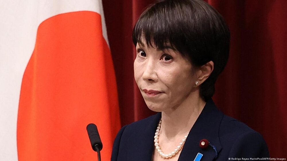 La primera ministra japonesa, durante una rueda de prensa el pasado 19 de enero con la bandera nipona detrás. La primera ministra japonesa, durante una rueda de prensa el pasado 19 de enero con la bandera nipona detrás.