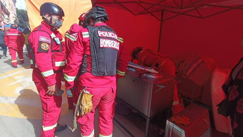 Bomberos desplegados en el trayecto de la preentrada Bomberos desplegados en el trayecto de la preentrada