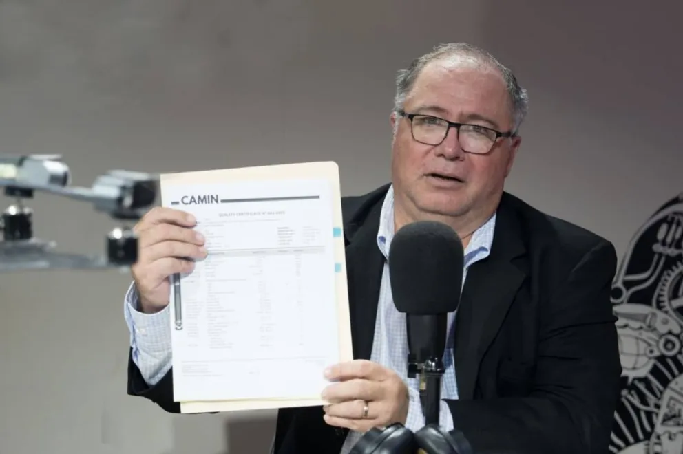 Carlos Cuéllar, gerente de Productos Derivados e Industrializados de YPFB, muestra el informe de certificación de calidad de combustible de la firma externa Camin Cargo Control Argentina. Foto: YPFB