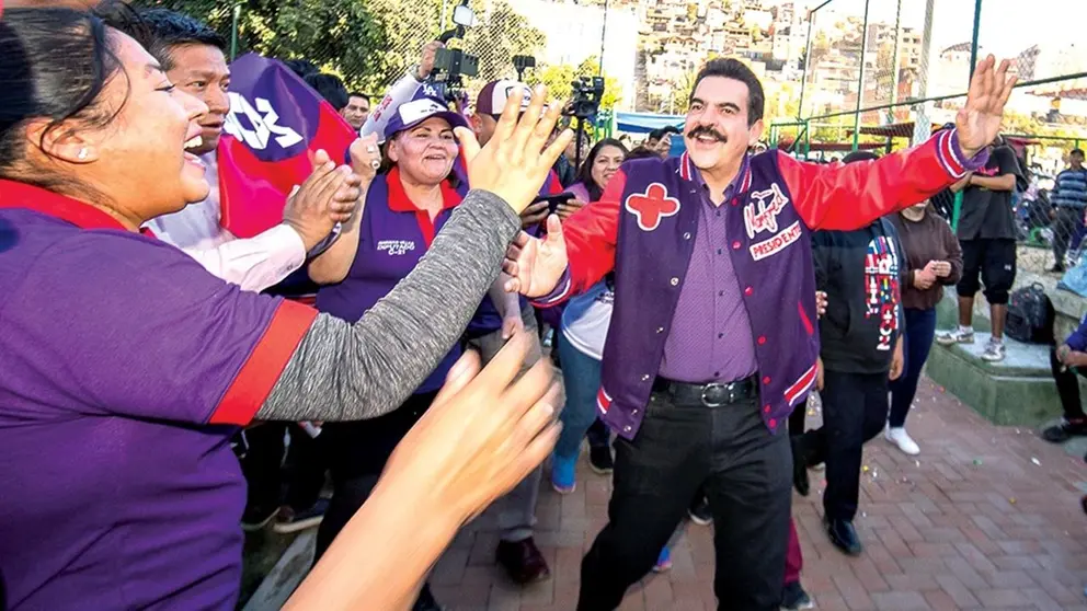 Manfred Reyes Villa junto a sus seguidores de APB-Súmate./ APB SÚMATE