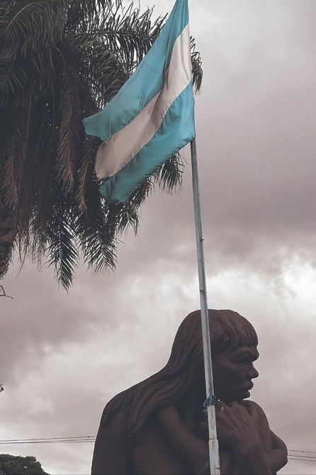 Banderas flamean rotas y desgastadas ante el descuido - Banderas flamean rotas y desgastadas ante el descuido