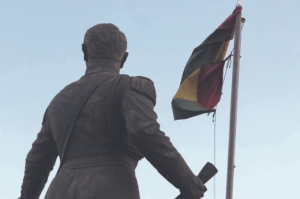 Banderas flamean rotas y desgastadas ante el descuido - Banderas flamean rotas y desgastadas ante el descuido