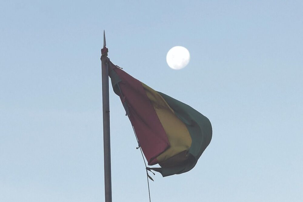 Banderas flamean rotas y desgastadas ante el descuido - Banderas flamean rotas y desgastadas ante el descuido