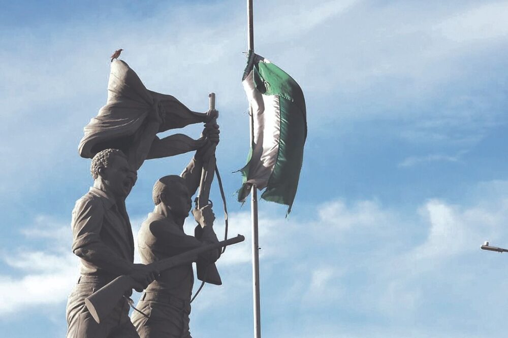 Banderas flamean rotas y desgastadas ante el descuido - Banderas flamean rotas y desgastadas ante el descuido