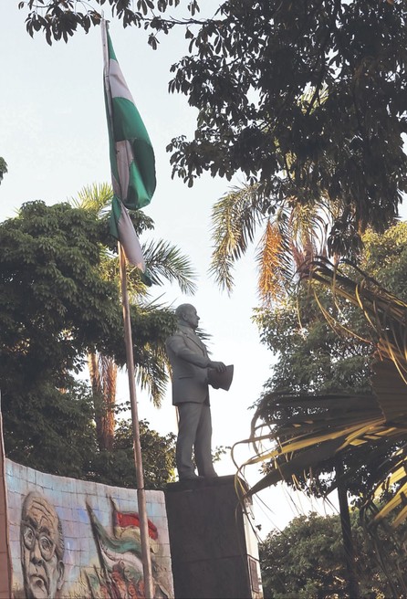 Banderas flamean rotas y desgastadas ante el descuido - Banderas flamean rotas y desgastadas ante el descuido