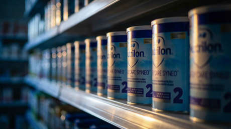 Decenas de bebés enferman en un país europeo tras beber esta fórmula infantil