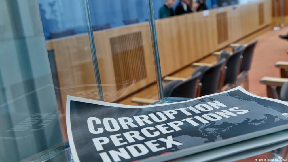 Cartel de una conferencia de prensa de Transparency International en 2019 en Alemania. Cartel de una conferencia de prensa de Transparency International en 2019 en Alemania.